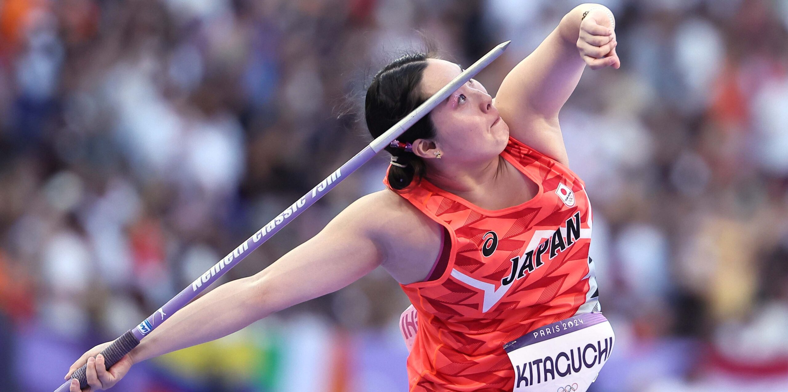 パリ五輪　女子やり投げ決勝、1回目の投てきをする北口榛花＝2024年8月10日、フランス競技場