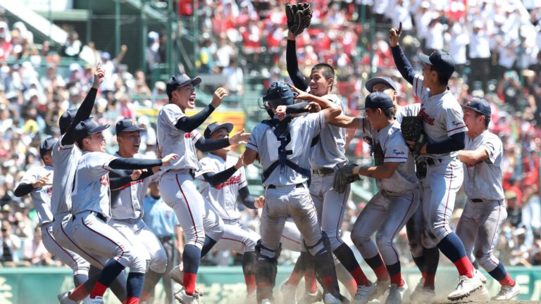 第106回大会決勝　京都国際―関東第一　初優勝を決め、喜ぶ京都国際の選手たち=2024年8月23日、阪神甲子園球場