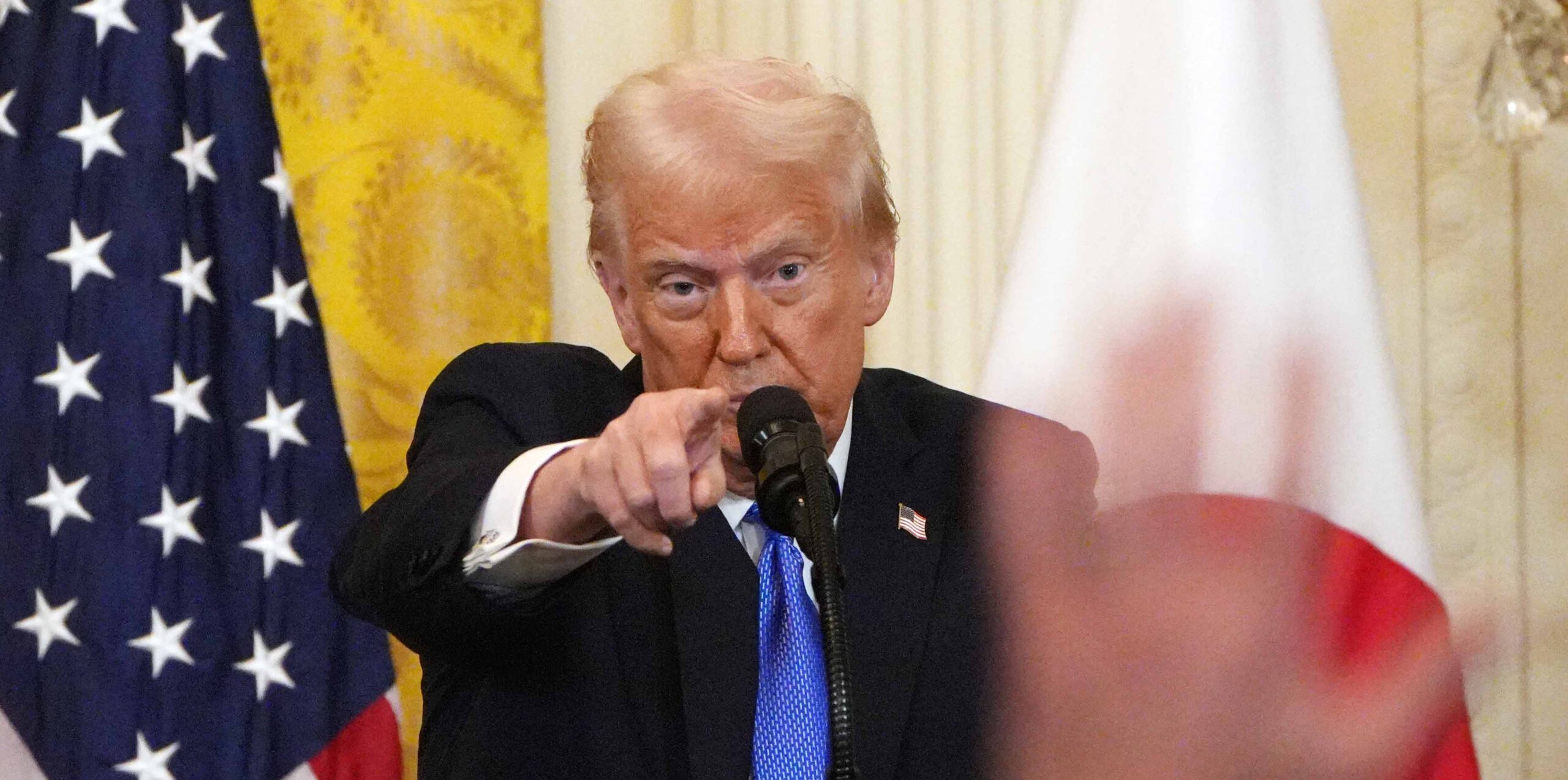 日米共同記者会見で質問する記者を指名するトランプ米大統領=2025年2月7日午後2時50分、米ワシントンのホワイトハウス