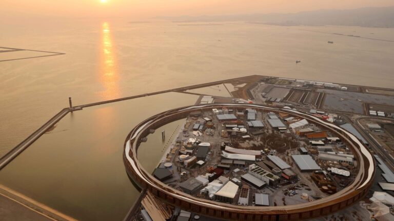 「つながりの海」と「ウォータープラザ」に海水が注がれた大阪・関西万博の会場=2025年3月1日午後5時36分、大阪市此花区、朝日新聞社ヘリから