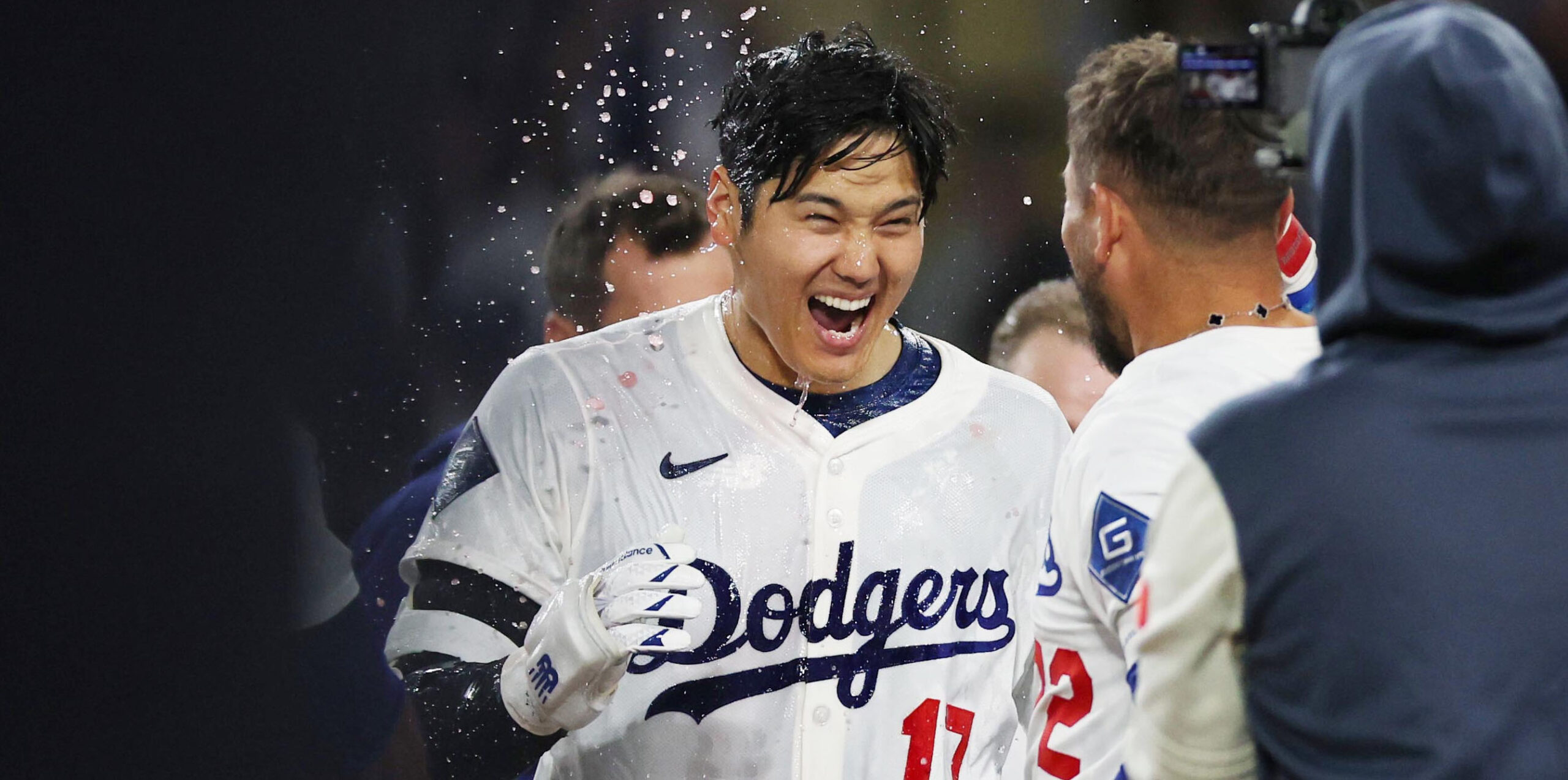 米大リーグ　ドジャース―ブレーブス　九回裏ドジャース1死、大谷翔平はサヨナラの本塁打を放ち、チームメートに祝福される＝2025年4月2日、米カリフォルニア州ロサンゼルス