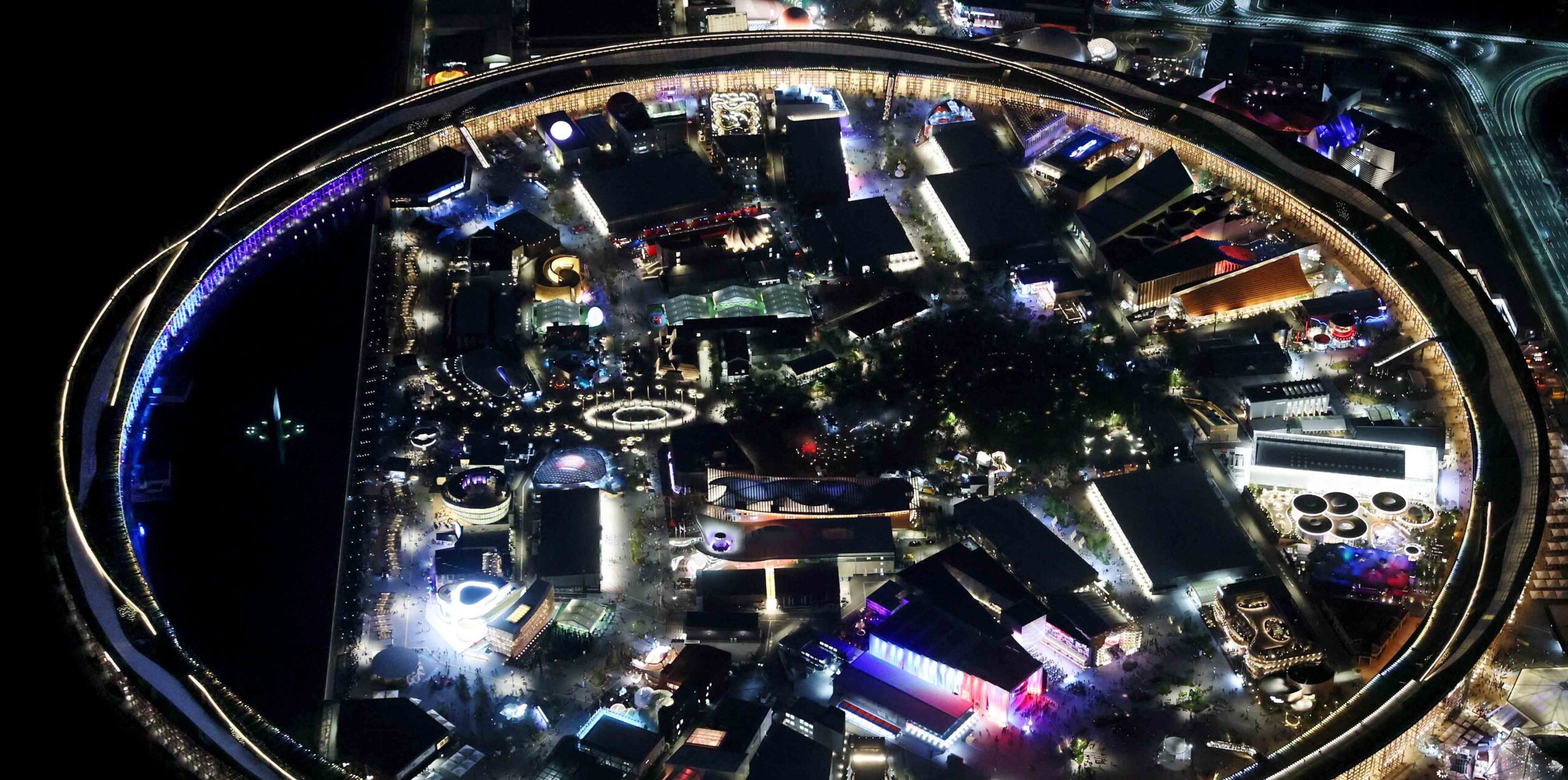 ライトアップされた大阪・関西万博の大屋根リング=2025年5月3日、大阪市此花区、朝日新聞社ヘリから