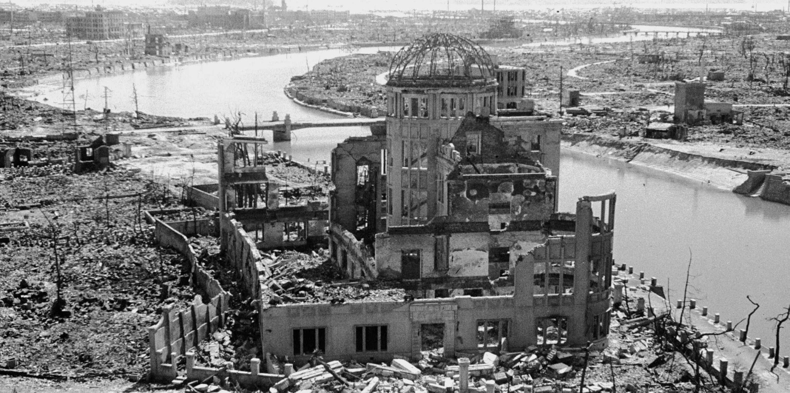 1945年9月、被爆後の広島。広島県商工経済会（商工会議所）の屋上から広島県産業奨励館（原爆ドーム）と元安川を望む。爆心地から260メートル